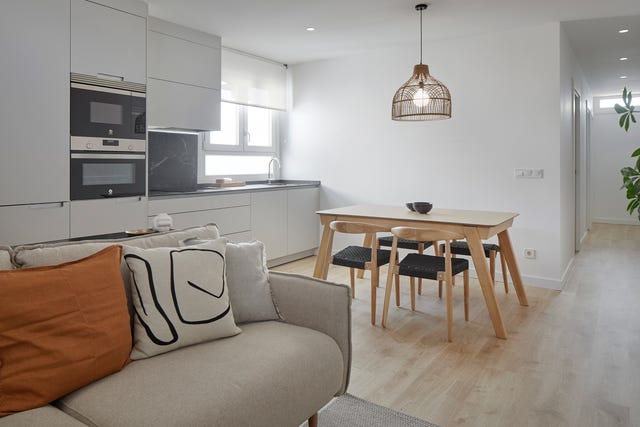 cocina con office integrada en el salon