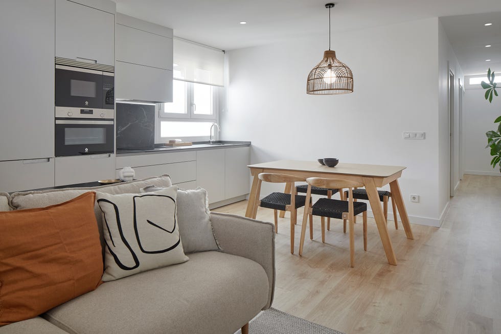 cocina con office integrada en el salon