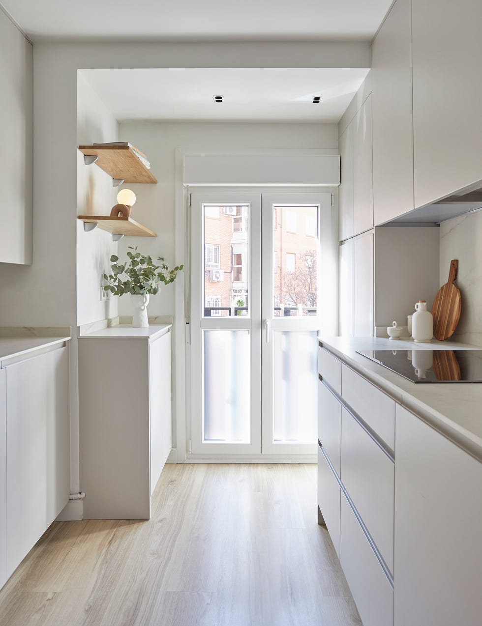 cocina blanca moderna con frentes lisos