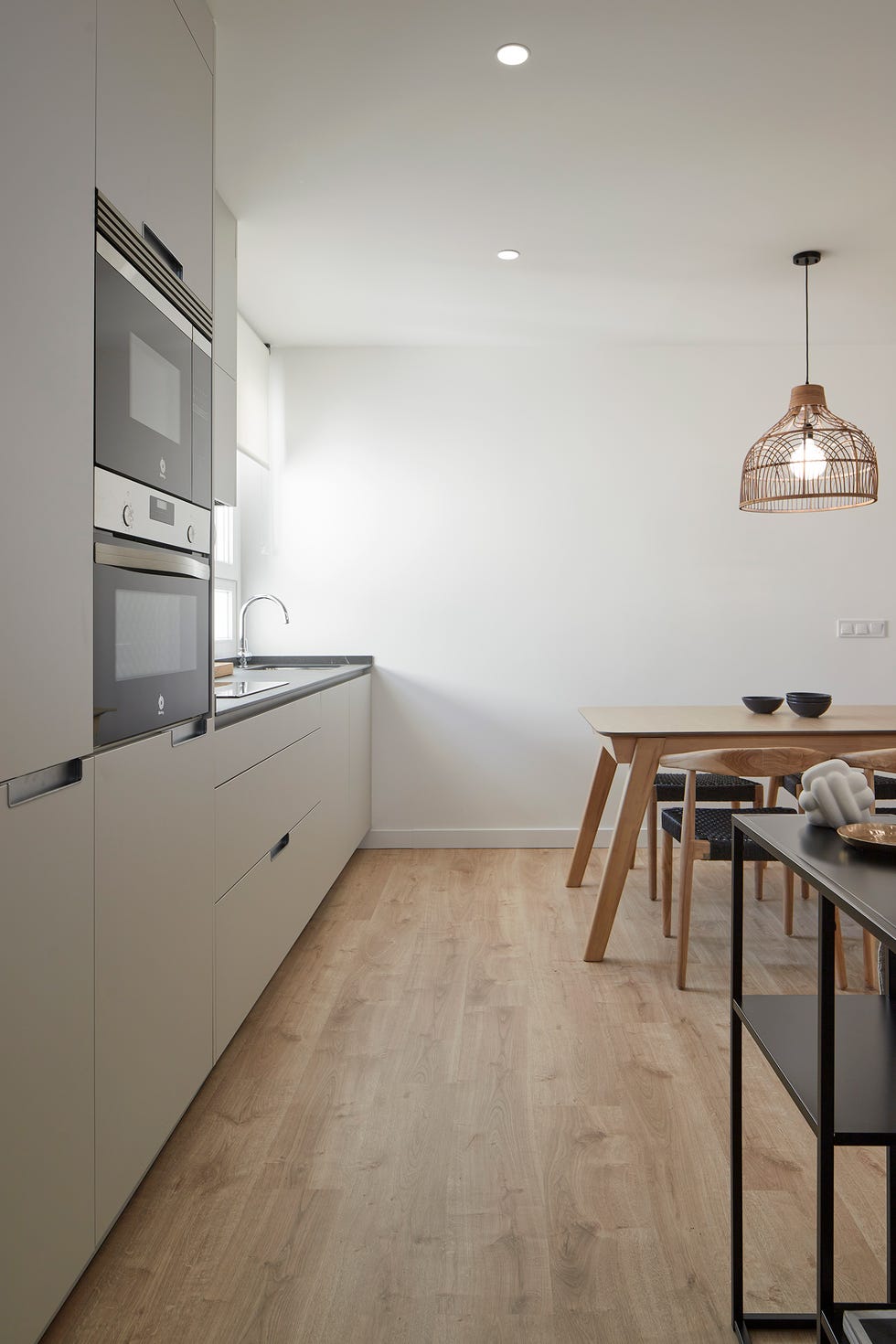 cocina con frentes en gris y encimera tipo mármol negro
