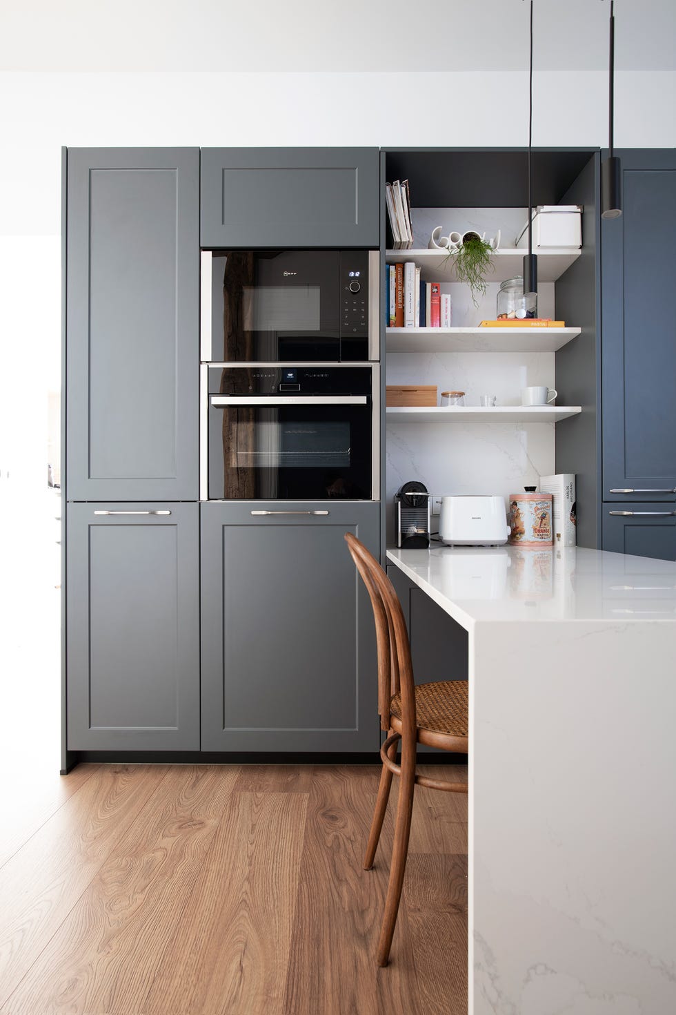 cocina con office y armarios grises