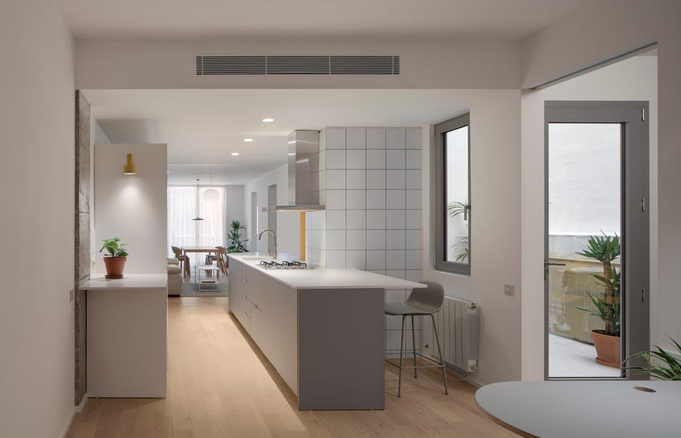 cocina abierta con isla central en blanco y gris