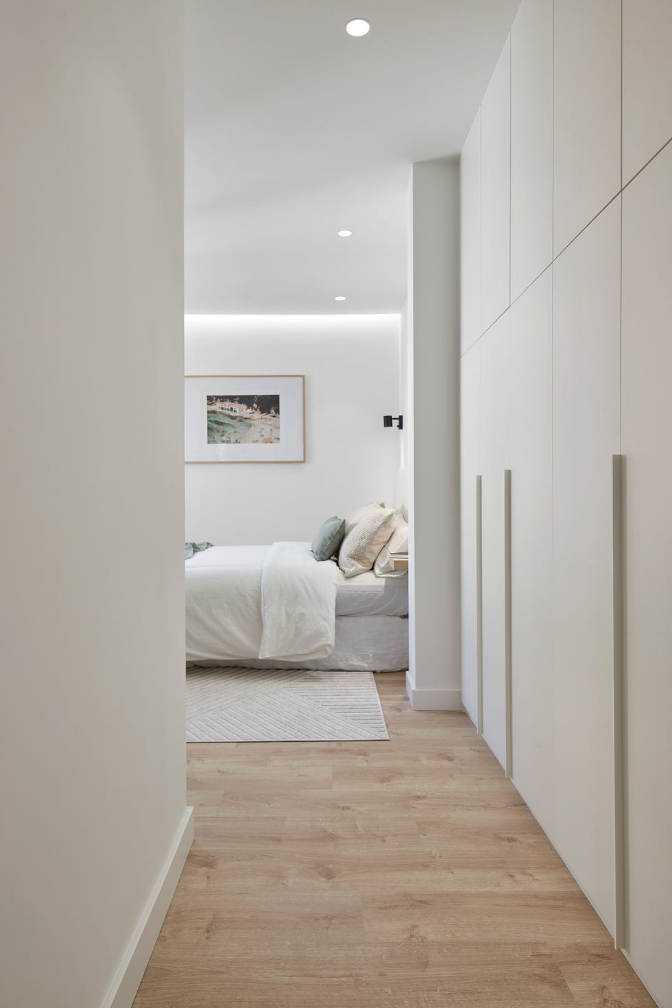 habitación con armario empotrado blanco en la entrada