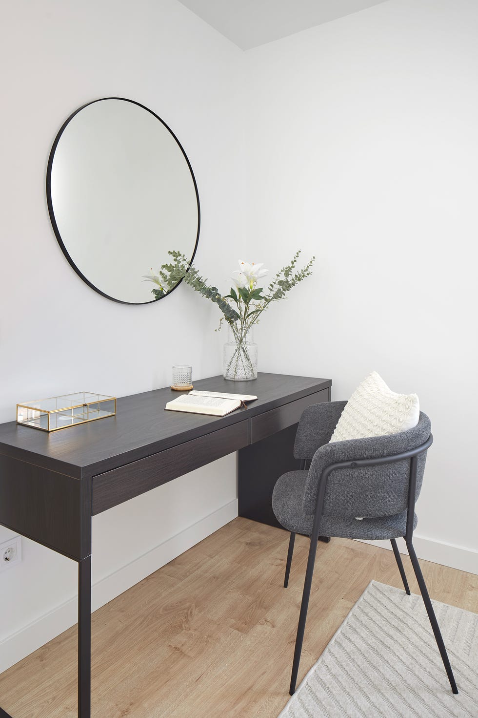 escritorio de madera negra y silla gris