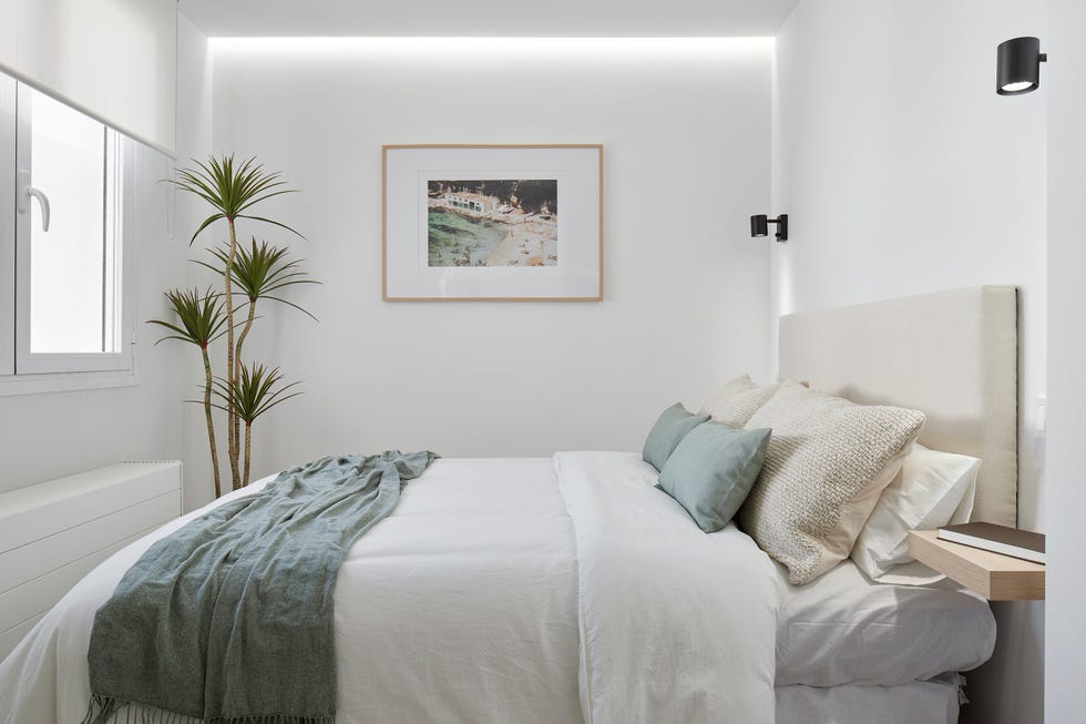cama con cabecero de tela beige