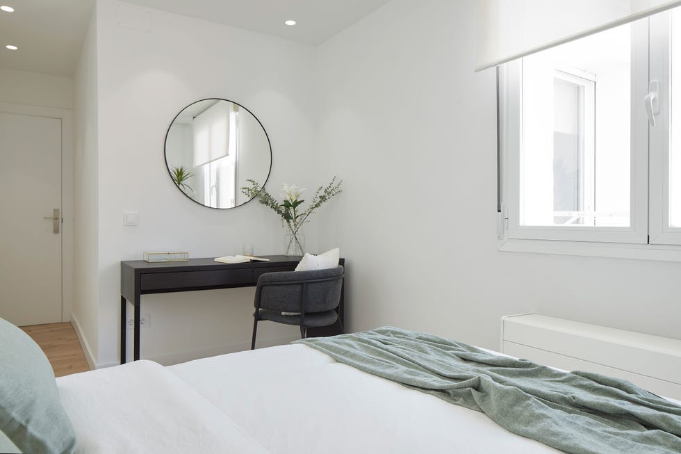 habitación con escritorio negro