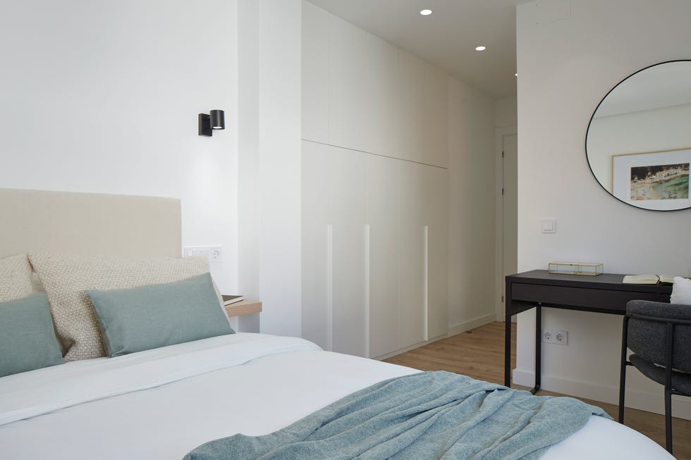 habitación con vestidor y escritorio