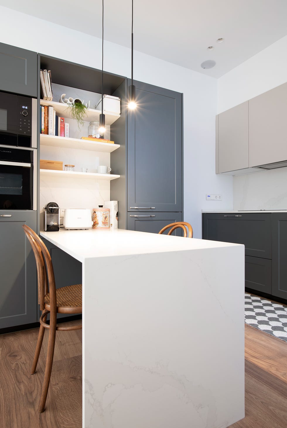 cocina con office y armarios grises