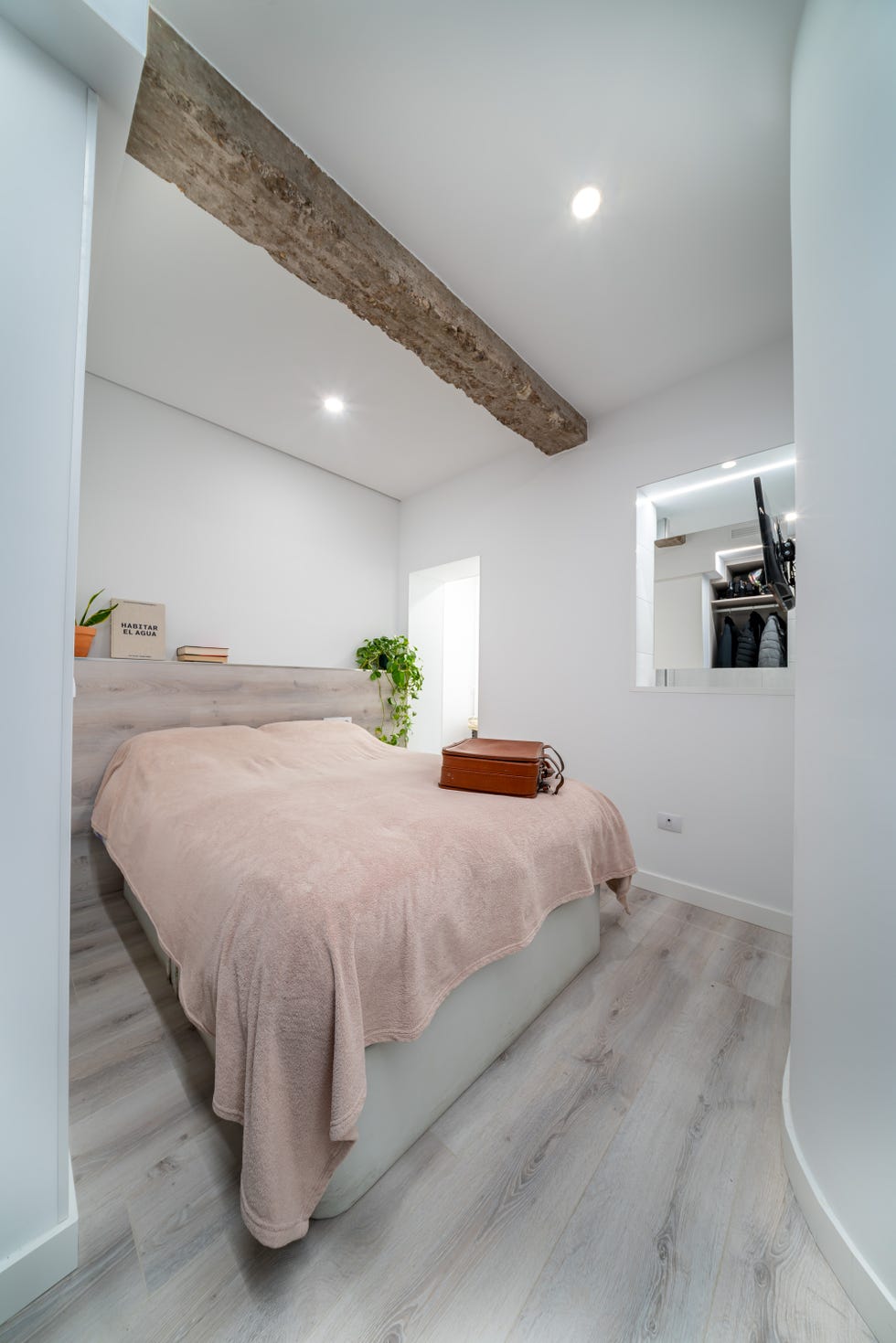 dormitorio moderno con viga de hormigón visto
