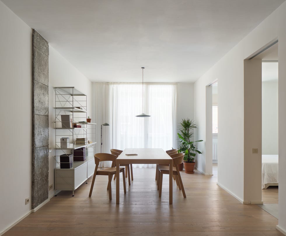 comedor moderno con mesa y sillas de madera