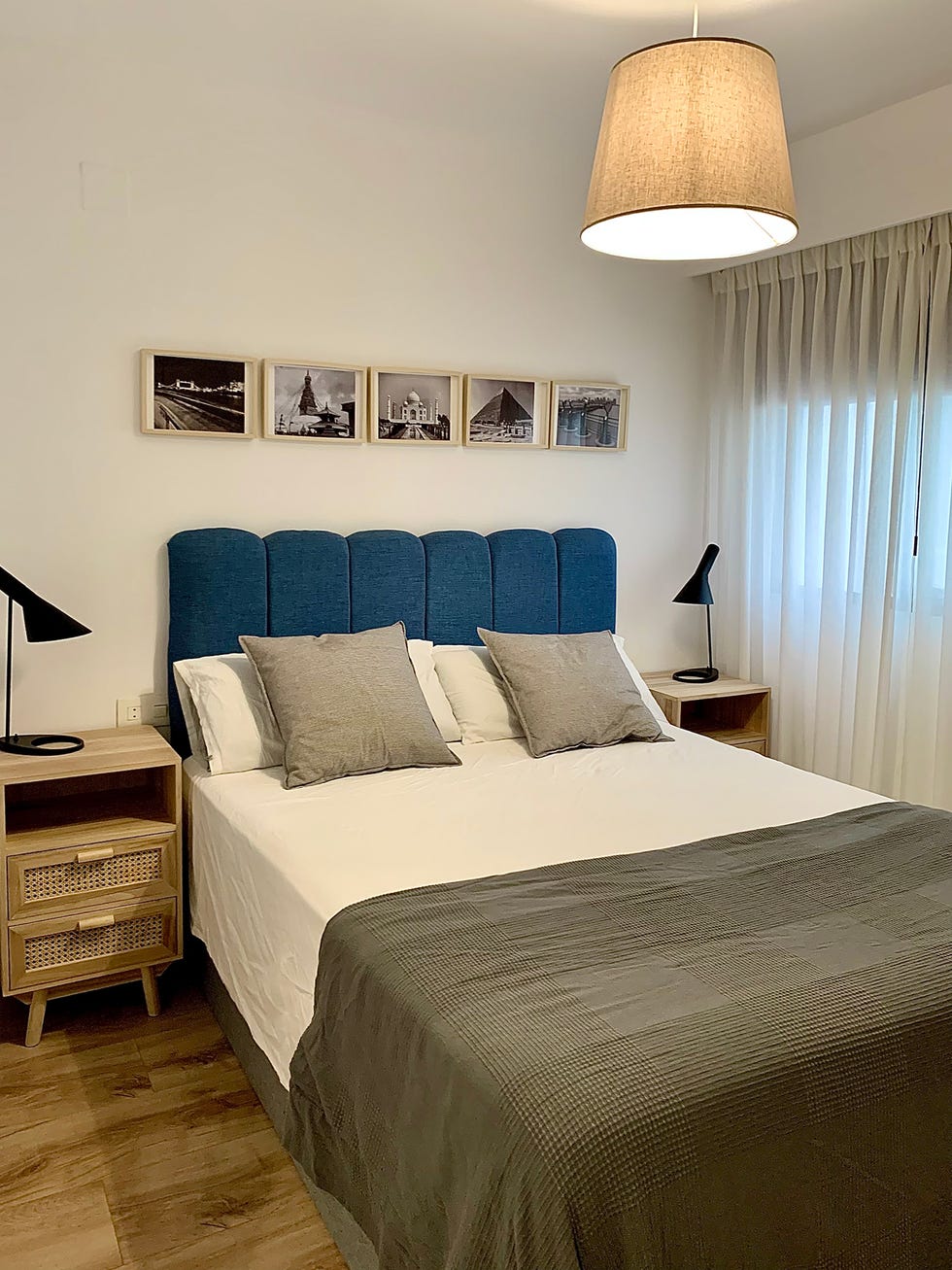 dormitorio con cabecero azul acolchado
