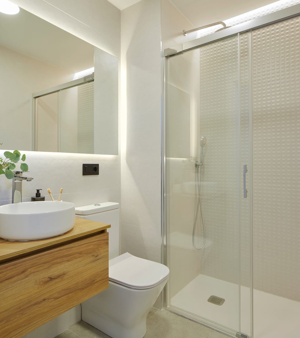 baño con mueble volado de madera y ducha