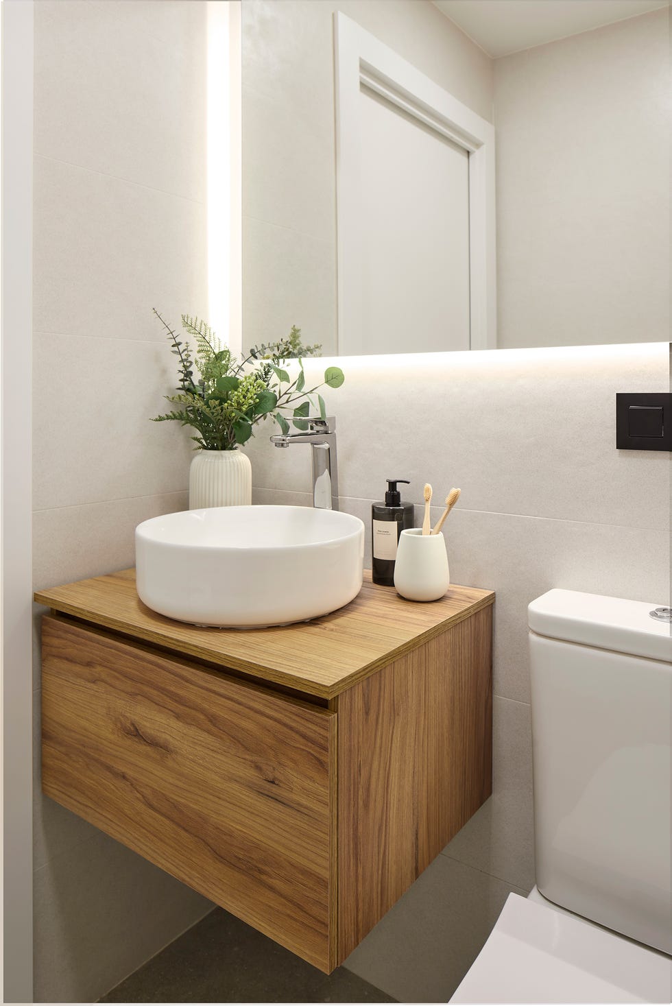 baño con mueble volado de madera