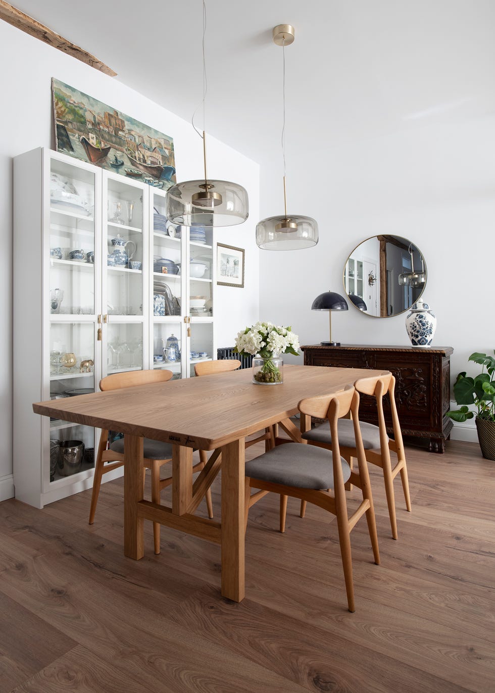 comedor con mesa y sillas de madera y vitrina blanca
