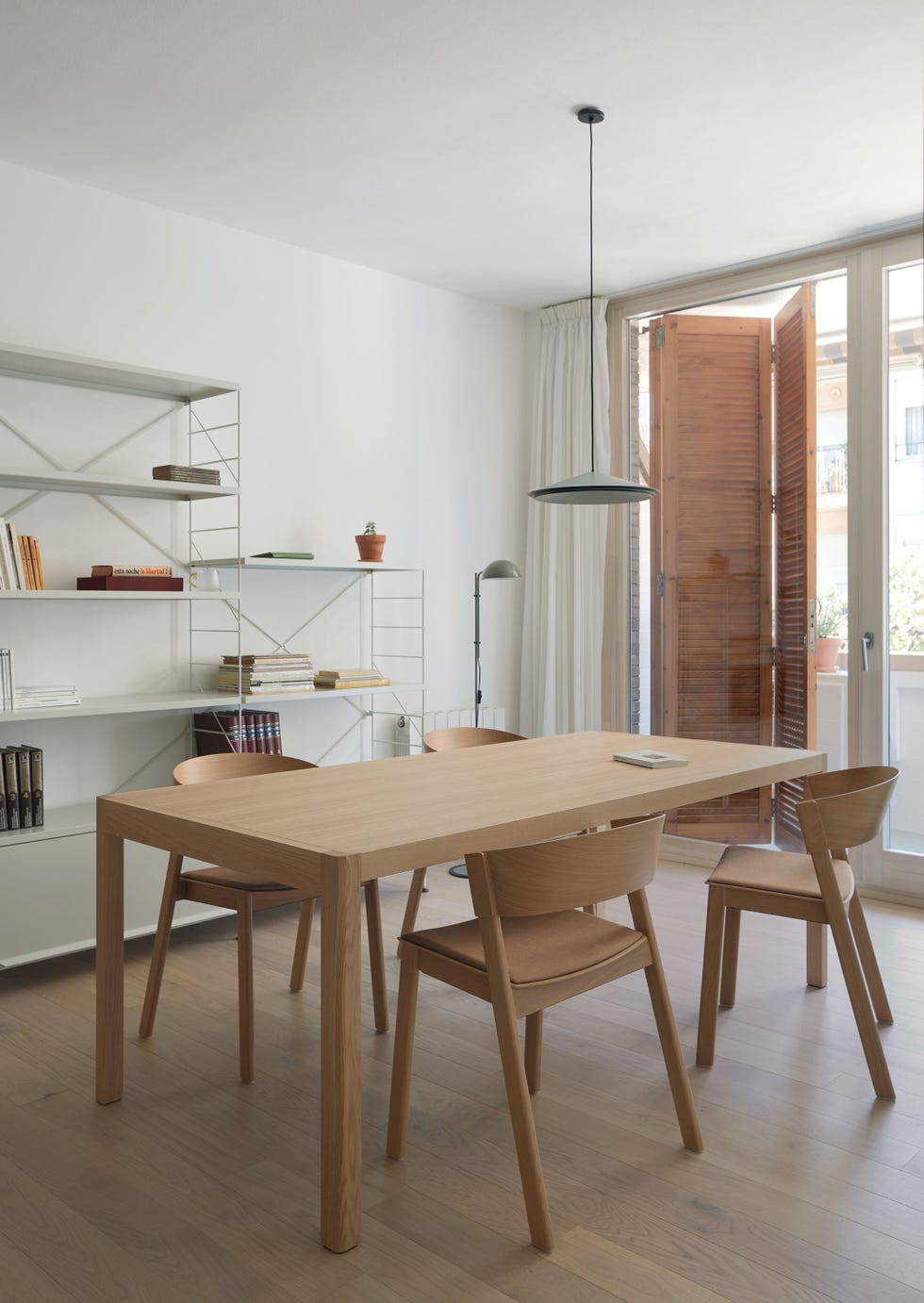 comedor moderno con mesa y sillas de madera