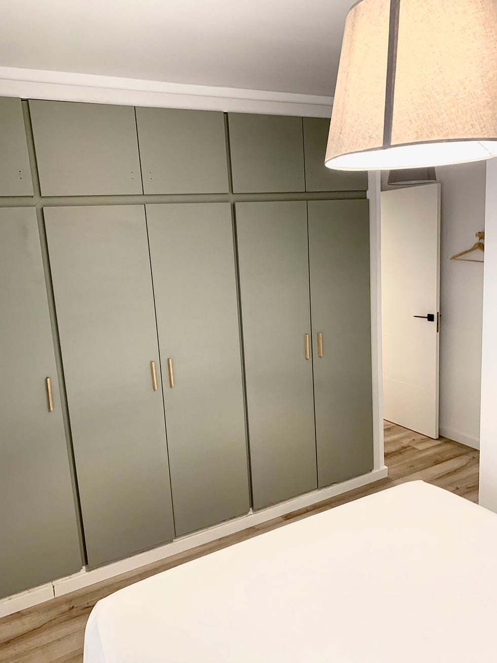 dormitorio con armario empotrado gris