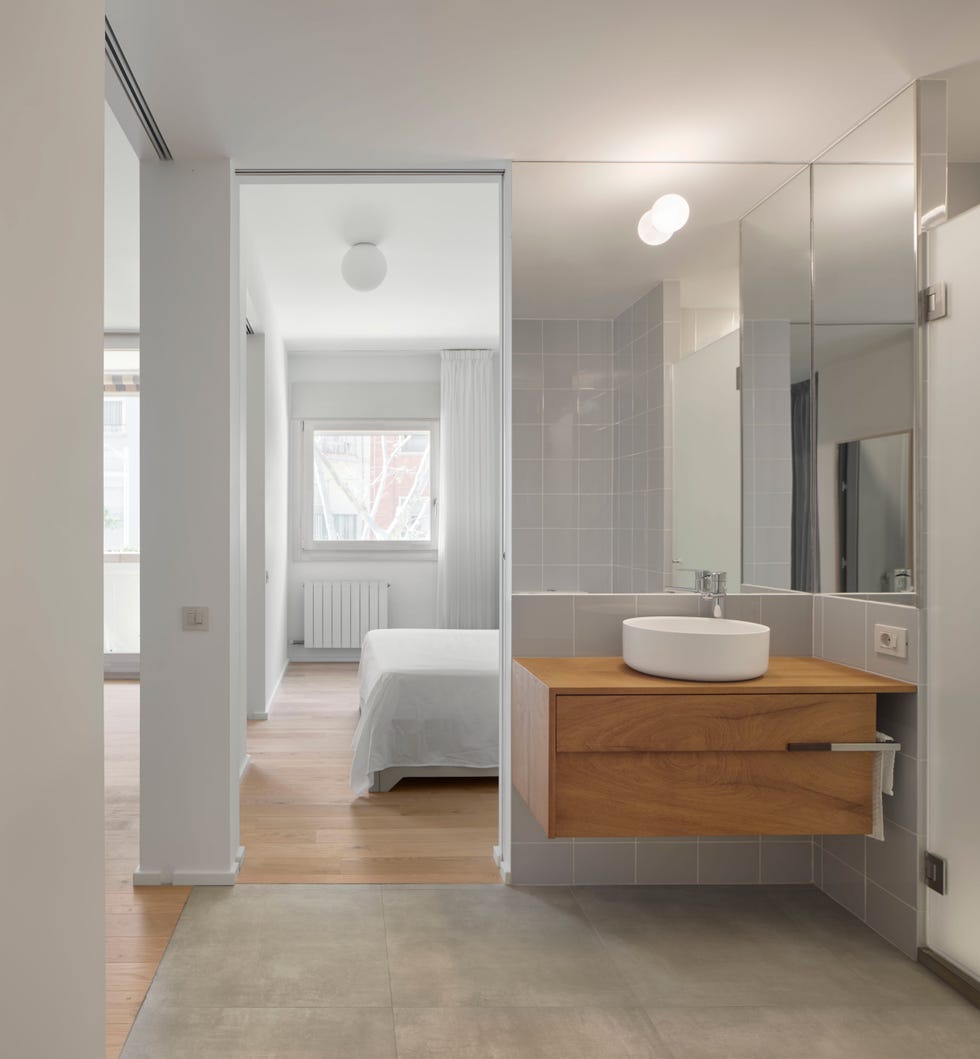 dormitorio moderno con baño en suite