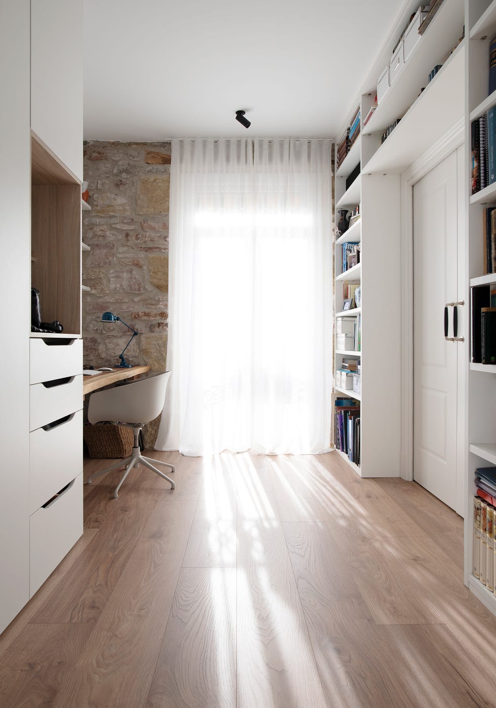 estudio con escritorio y librería tipo puente en color blanco