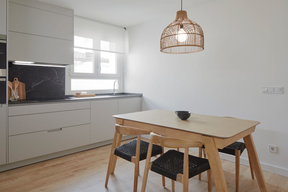 cocina gris con office integrada en el salon