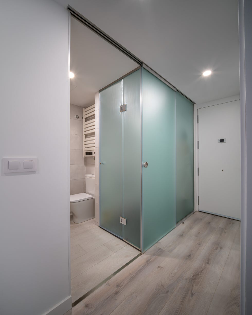 baño con cerramiento de vidrio