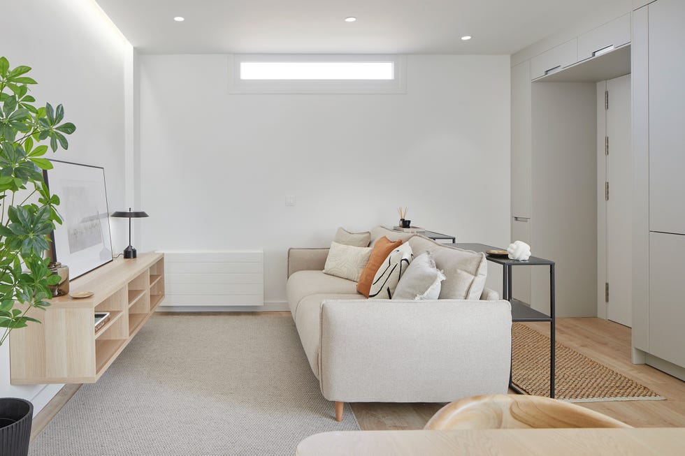 salón abierto de diseño nórdico con sofá gris