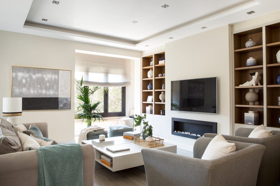 salón moderno decorado en tonos neutros