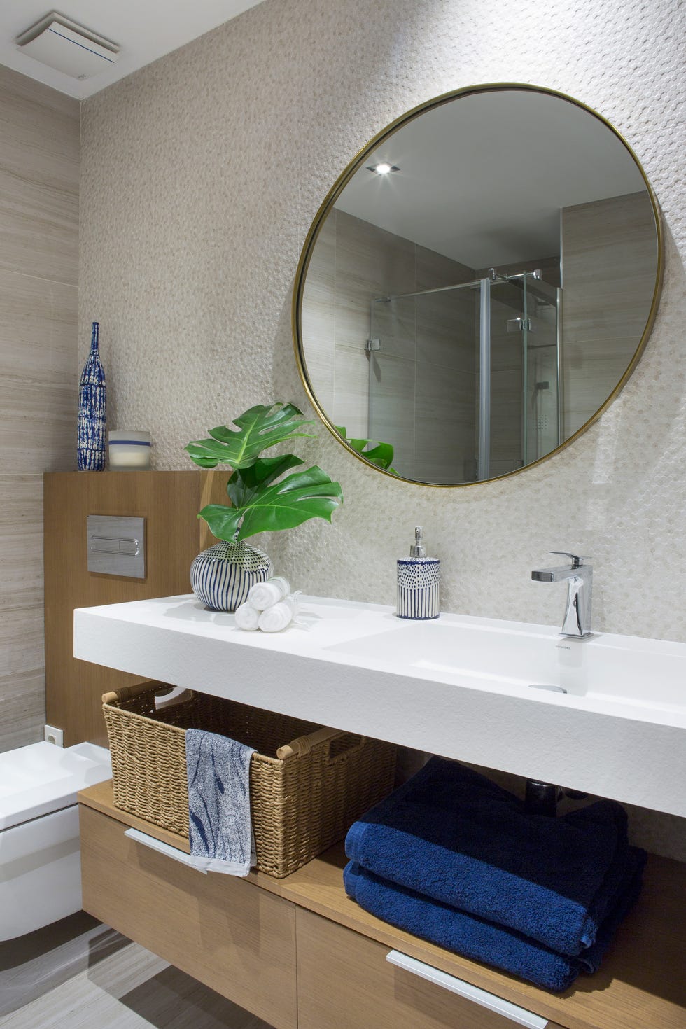 baño moderno con pared con revestimiento cerámico y lavabo suspendido y mueble de madera