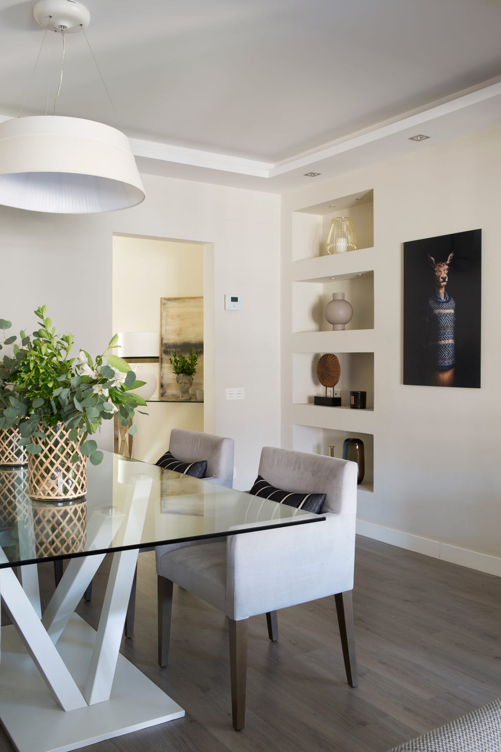 salón de diseño moderno con estantería de obra