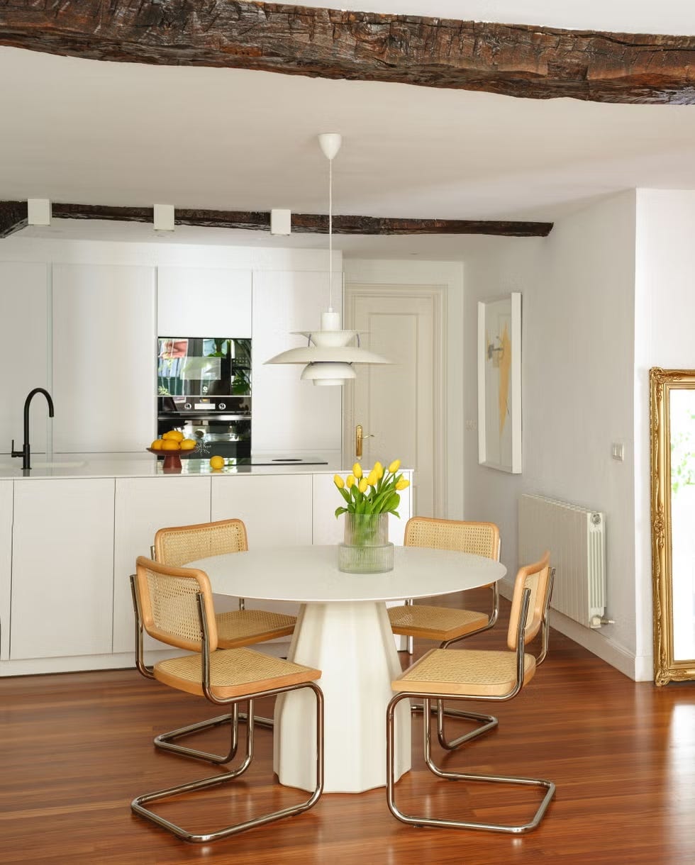 cocina con comedor en un piso moderno