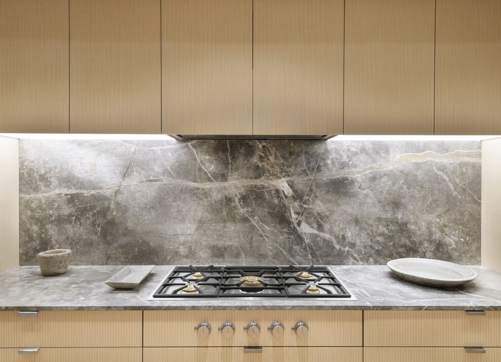 cocina de madera con frente de mármol