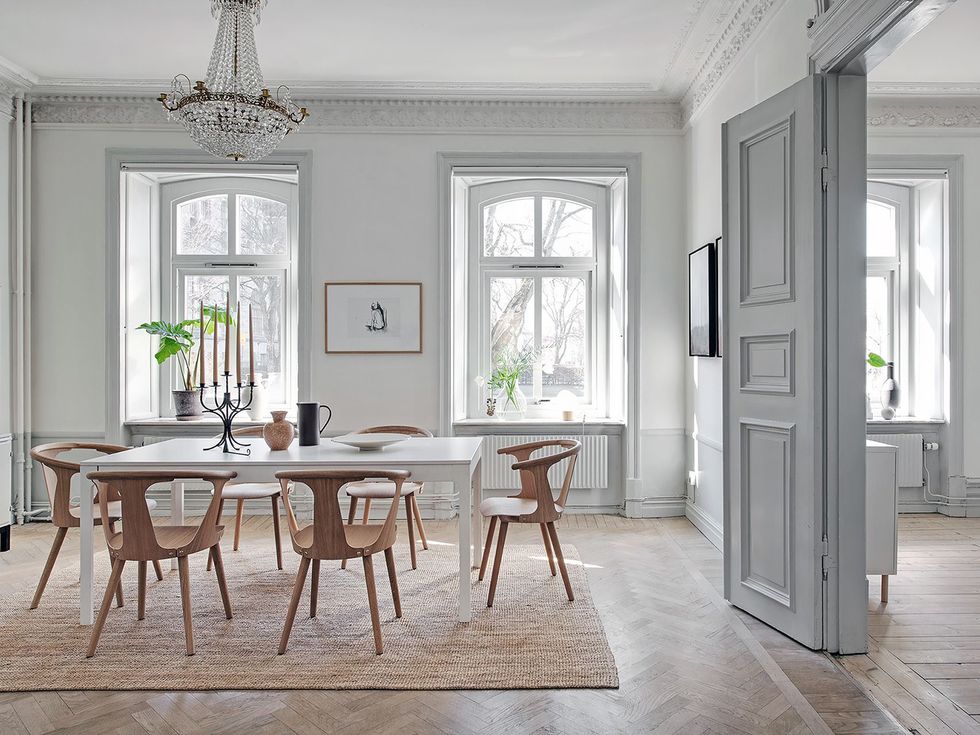un piso con arquitectura clásica refrescada con diseño nórdico moderno