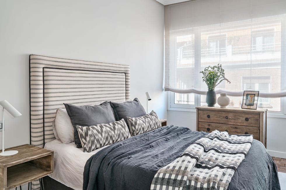 dormitorio decorado en tonos neutros