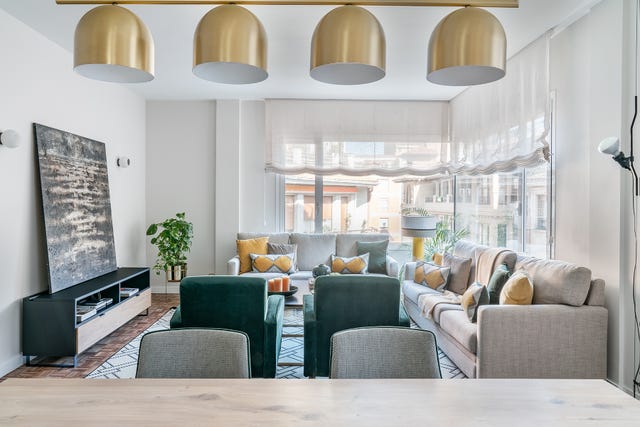 salóncomedor de diseño contemporáneo en tonos neutros con lámpara de techo de latón