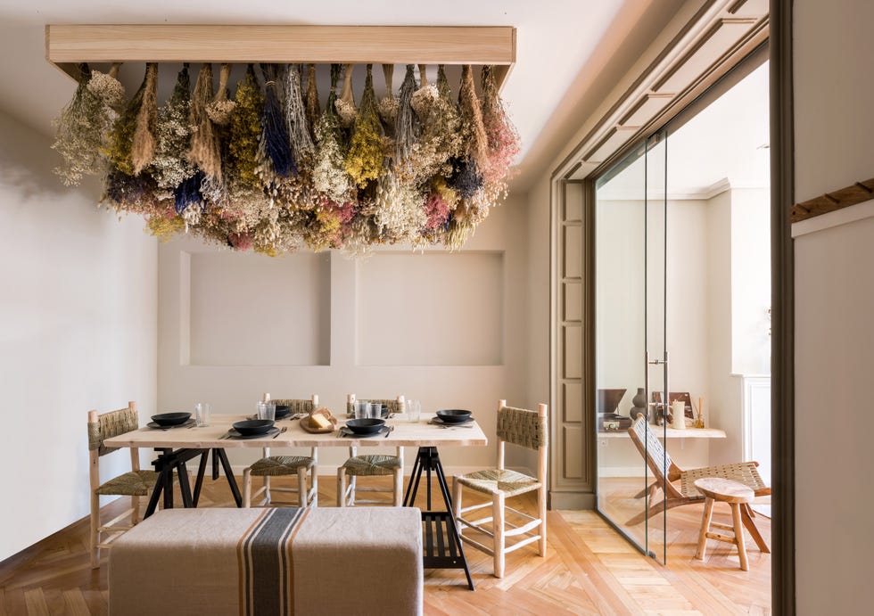 comedor de estilo boho con jardín de flores secas en el techo
