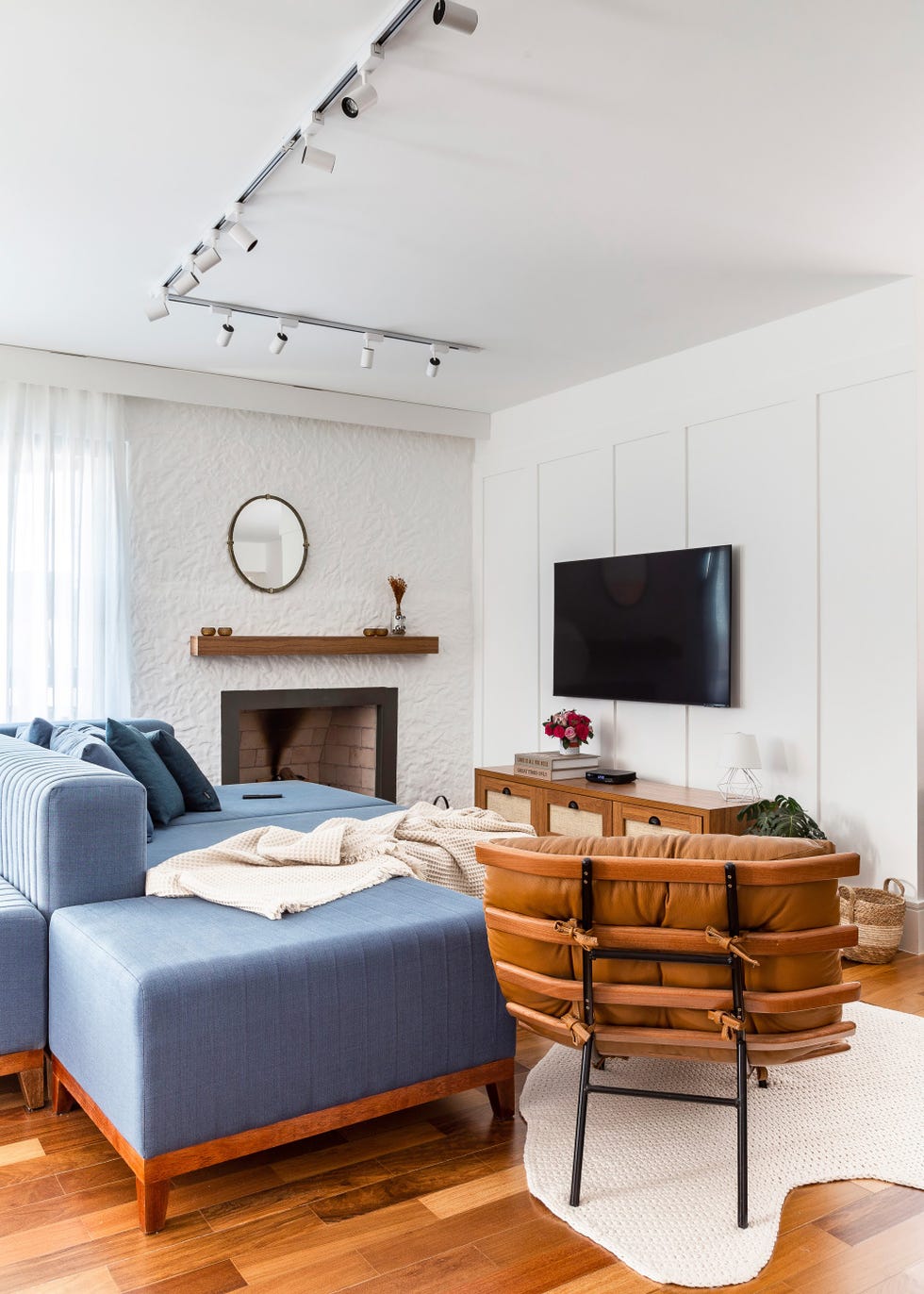 salón con muebles de diseño contemporáneo