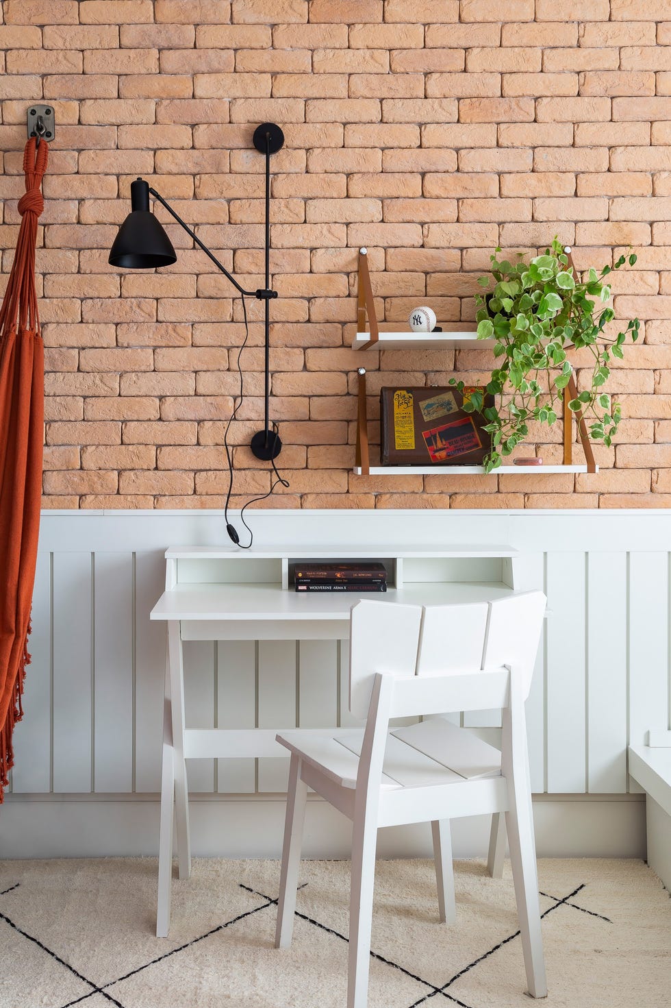 escritorio blanco y pared de ladrillo visto