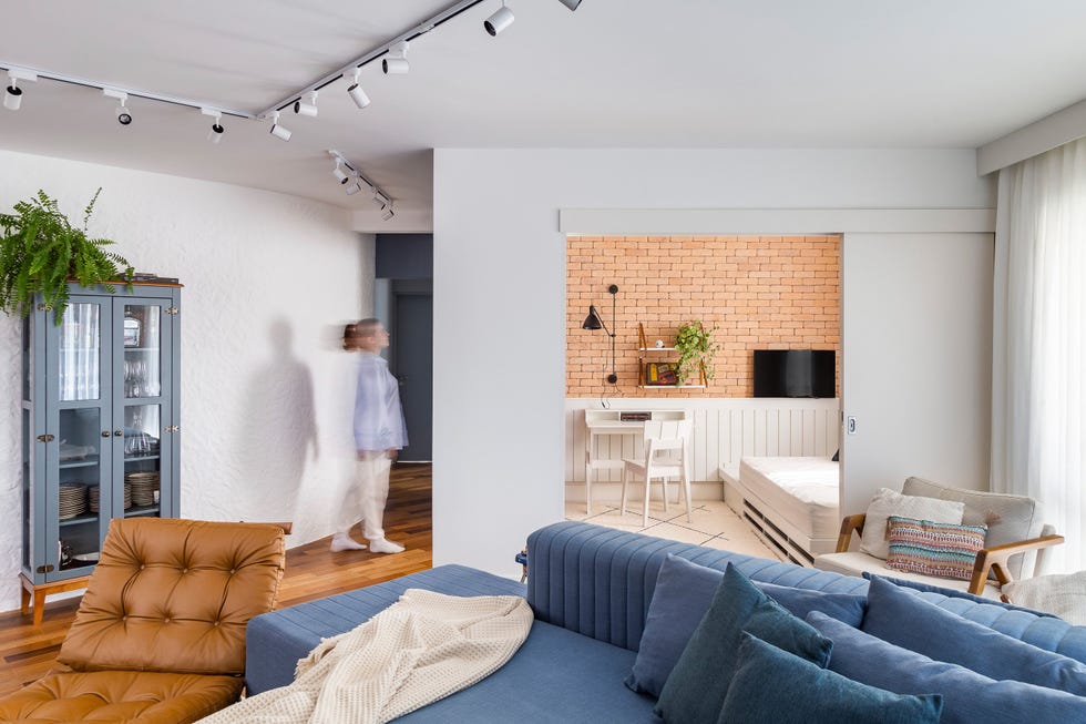 salón conectado a la habitación con despacho