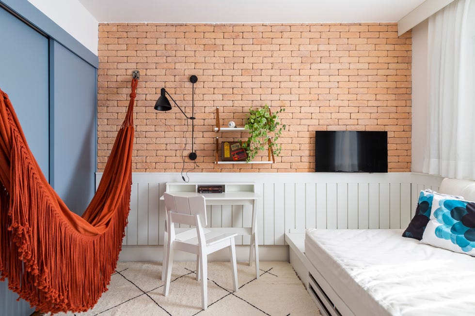 habitación con hamaca, escritorio y cama