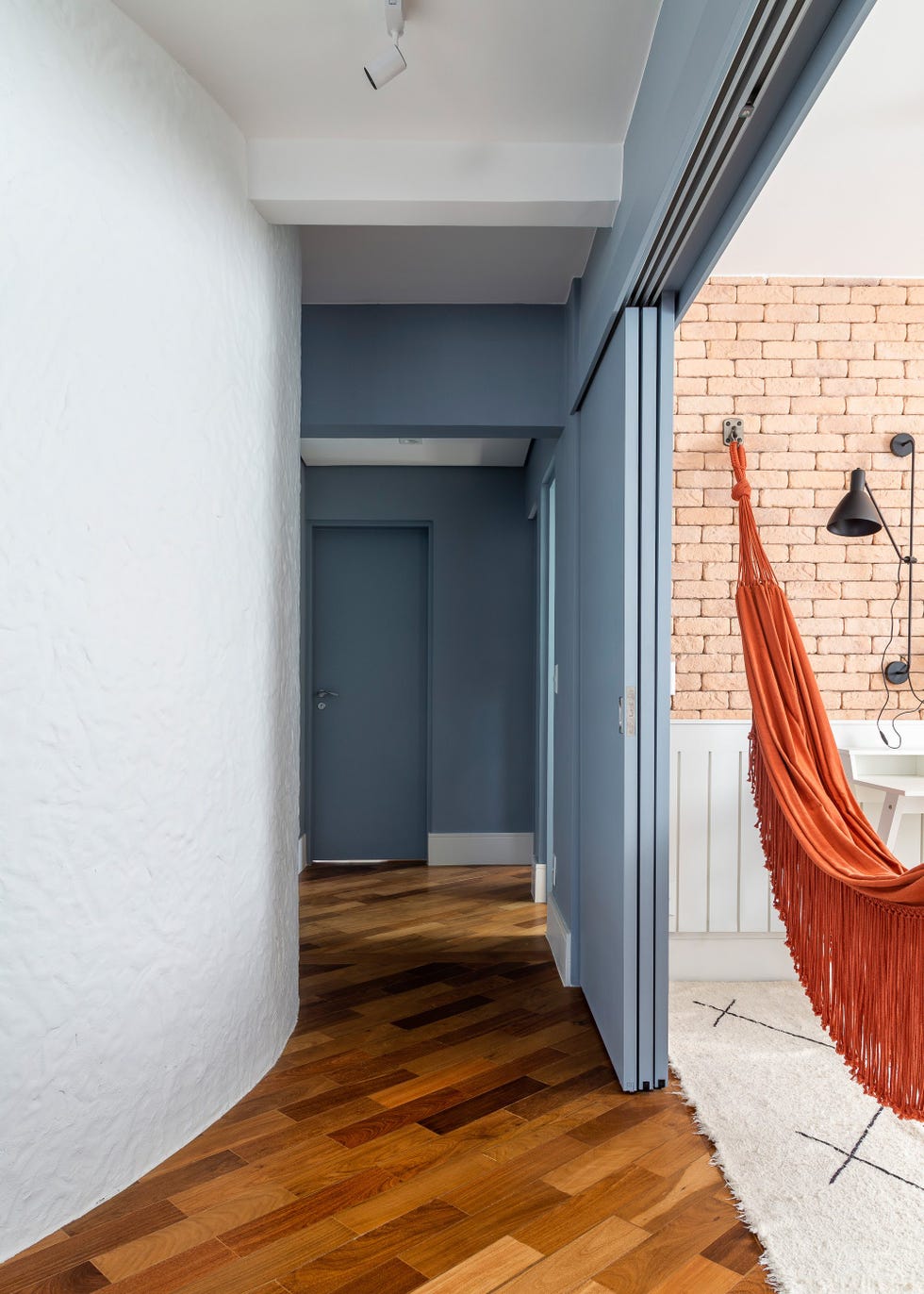 pasillo con pared curva