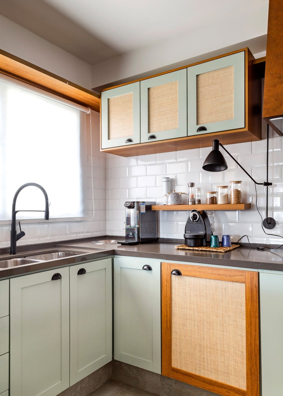 cocina retro con frentes verde pastel