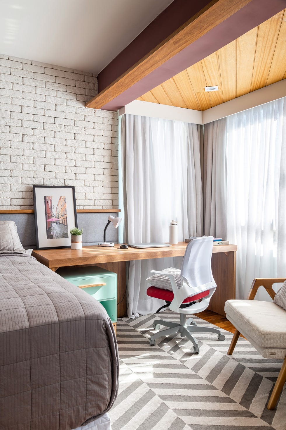 habitación con escritorio