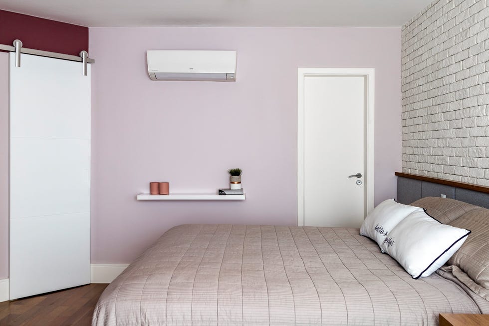 habitación con pared lila