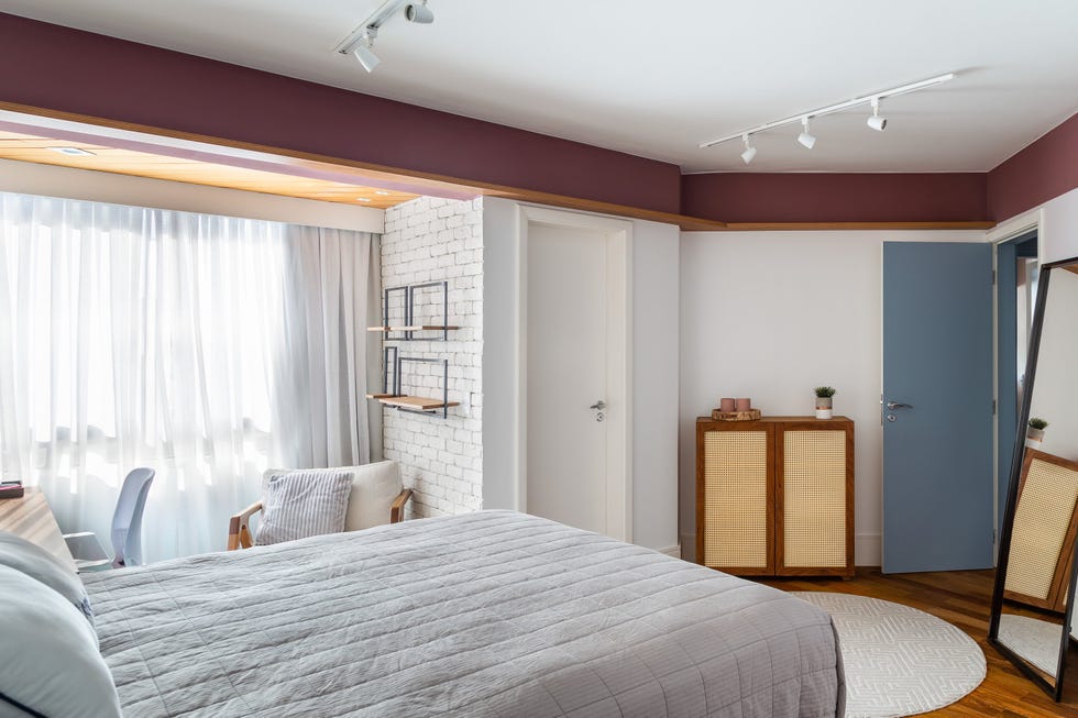 habitación con escritorio