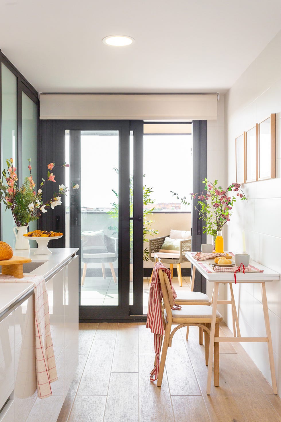 cocina blanca con office