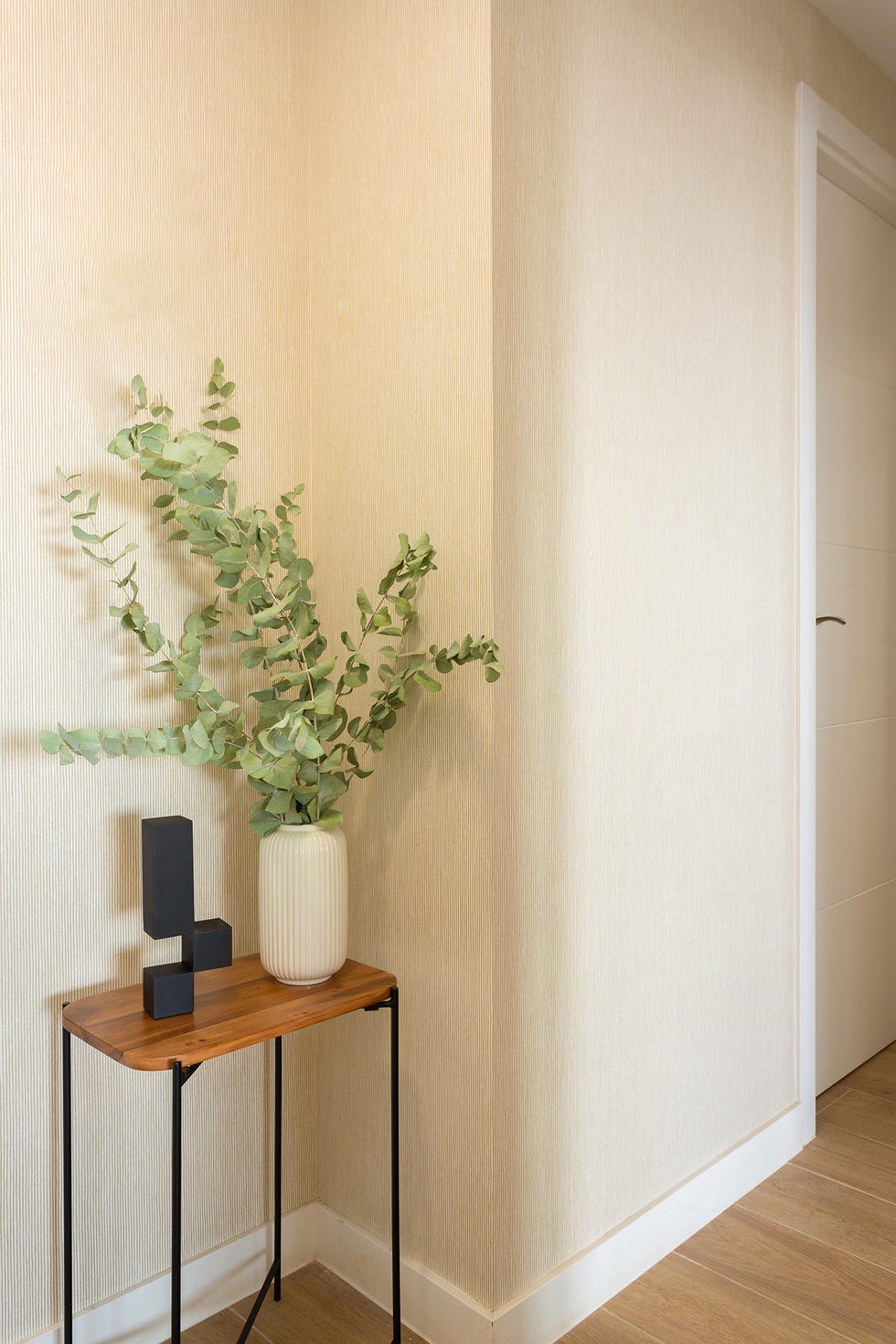 recibidor con consola de madera y metal