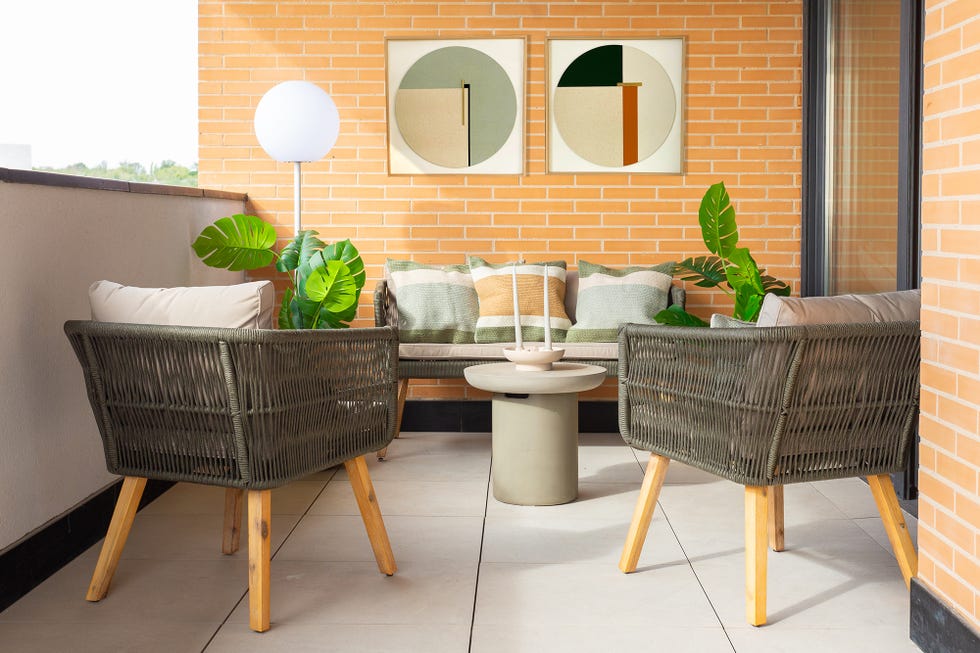 terraza con muebles de cuerda