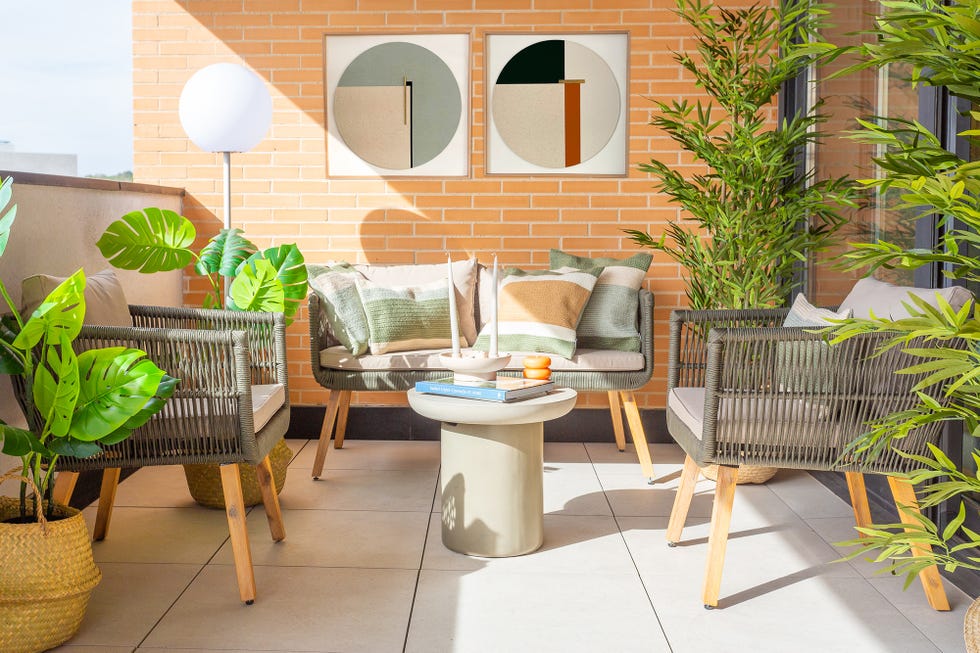 terraza con muebles de cuerda