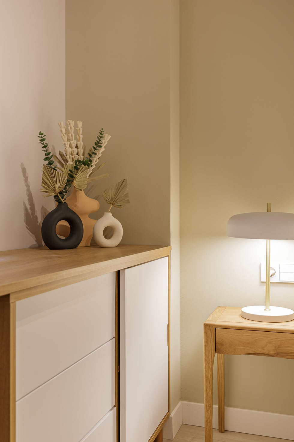 cómoda de madera con puertas blancas