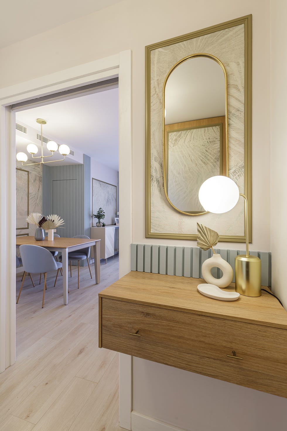 recibidor con consola de madera volada y molduras decorativas
