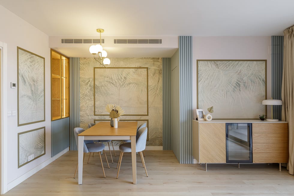 salón comedor con papel pintado con motivos botánicos y molduras decorativas